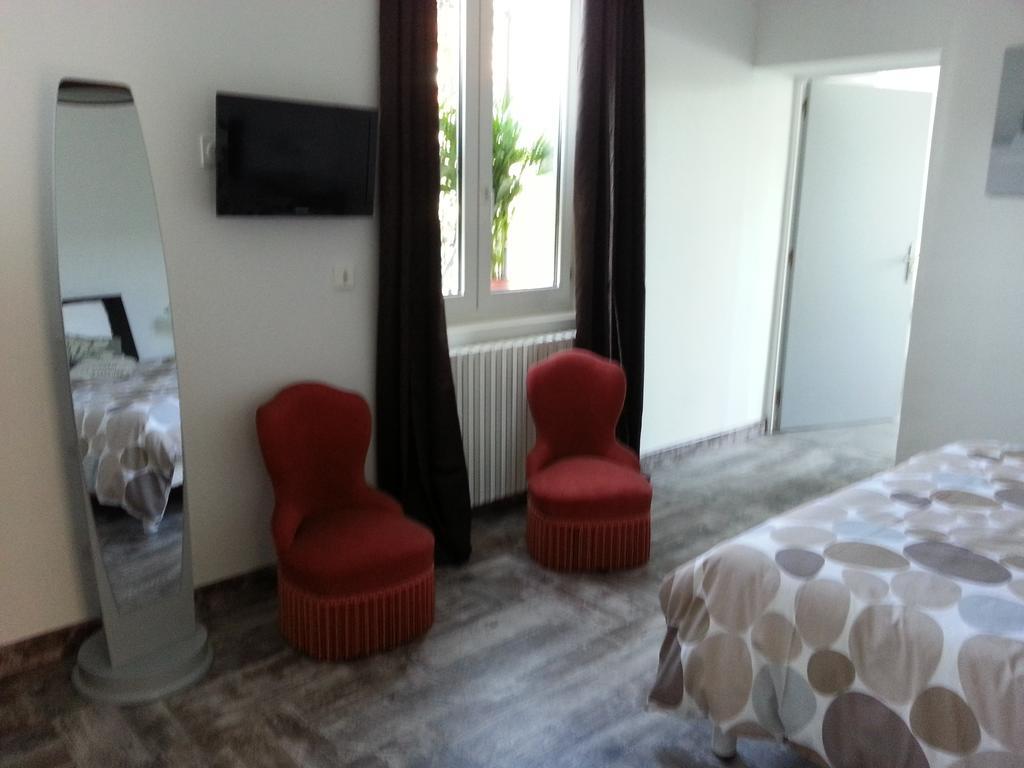 Hotel Le 6 3 Resto Home Port-en-Bessin-Huppain Room photo